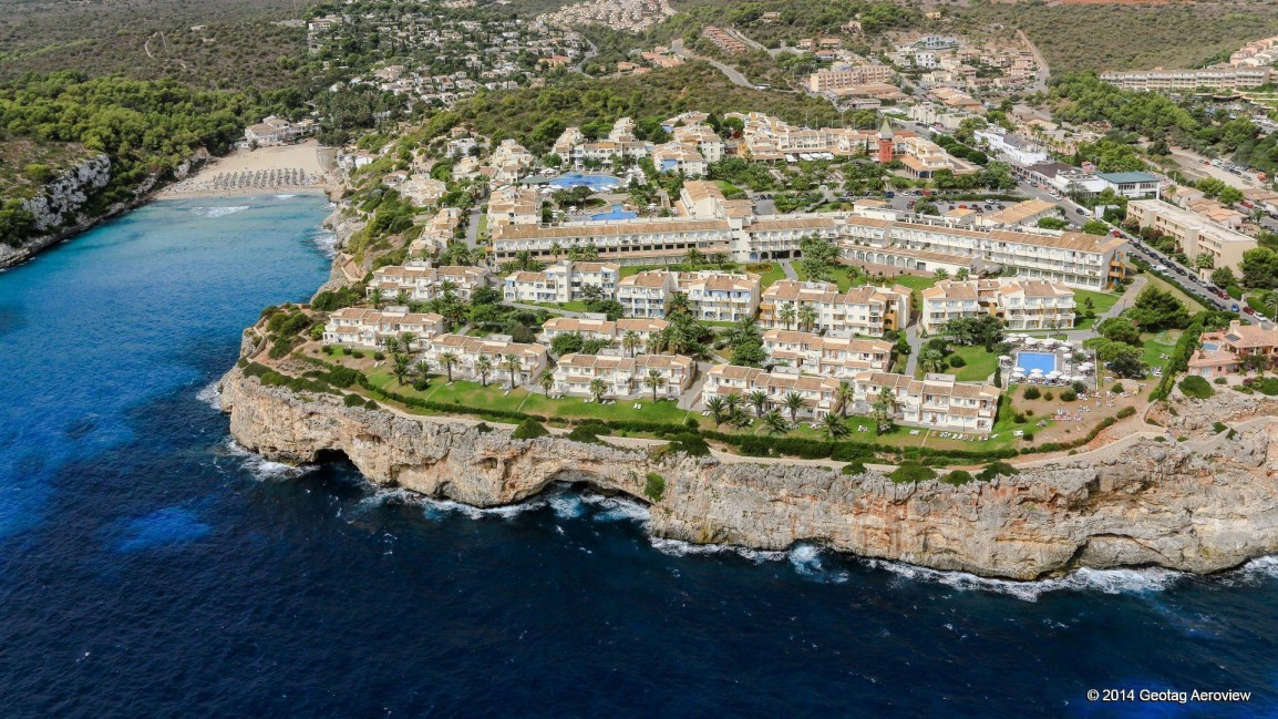 geotag-aeroview-tripinview-aerial-photo-aerial-video-coastline-spain-balearic-islands-mallorca-hotel-beach